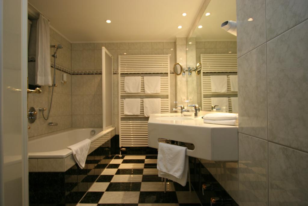 Park Hotel Am Schloss Ettringen  ภายนอก รูปภาพ