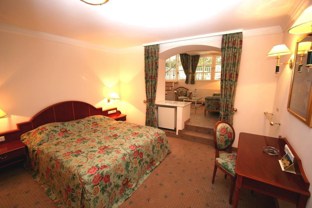 Park Hotel Am Schloss Ettringen  ภายนอก รูปภาพ