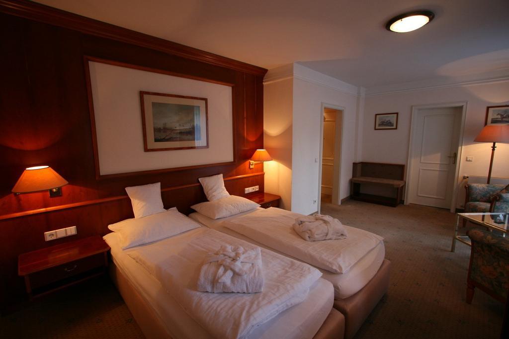 Park Hotel Am Schloss Ettringen  ภายนอก รูปภาพ